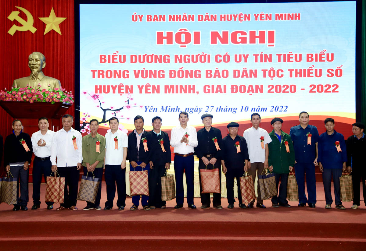 Lãnh đạo huyện Yên Minh và Ban Dân tộc tỉnh tặng quà, biểu dương người có uy tín tiêu biểu trên địa bàn huyện