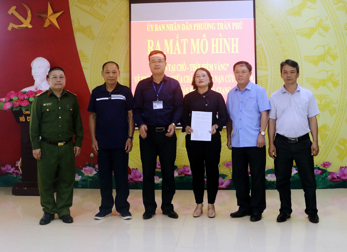 Lãnh đạo phường Trần Phú trao quyết định thành lập Mô hình “Bốn tại chỗ - Thời điểm vàng”
