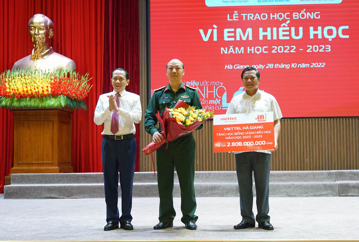 Phó Chủ tịch UBND tỉnh Trần Đức Quý và Chủ tịch Hội Khuyến học tỉnh Sèn Chỉn Ly tiếp nhận 2,8 tỷ đồng học bổng “Vì em hiếu học” năm học 2022 – 2023 do Viettel Hà Giang trao tặng.