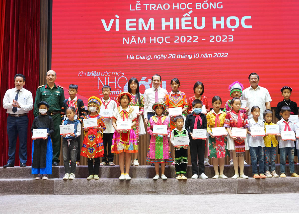 Các đồng chí lãnh đạo tỉnh, Viettel Hà Giang và Sở GD&ĐT trao học bổng “Vì em hiếu học” năm học 2022.