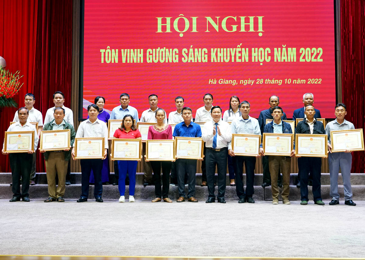 Phó Chủ tịch HĐND tỉnh Hoàng Văn Vịnh trao Bằng khen của UBND tỉnh cho các cá nhân đã đạt thành tích suất sắc trong phong trào năm 2021, 2022.