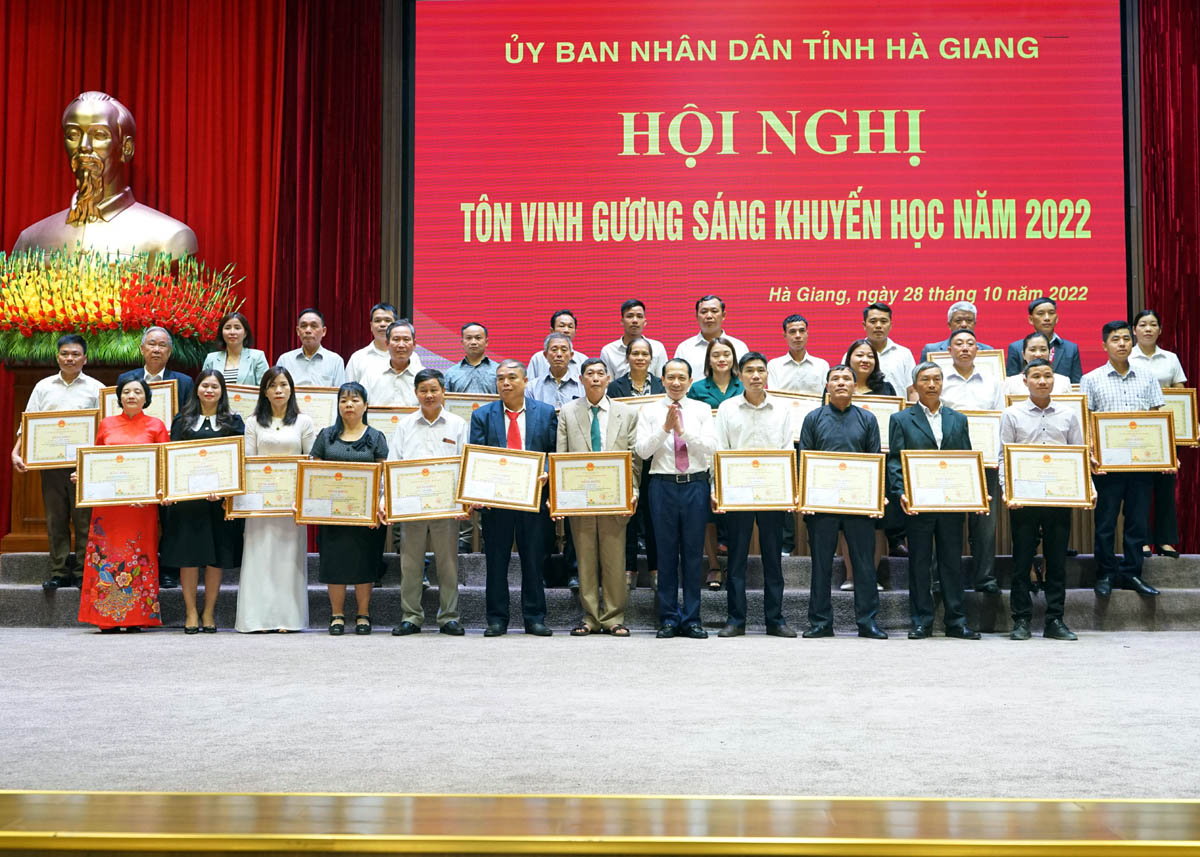 Phó Chủ tịch UBND tỉnh Trần Đức Quý trao Bằng khen của UBND tỉnh cho các tập thể, dòng họ đã đạt thành tích suất sắc trong phong trào năm 2021, 2022.