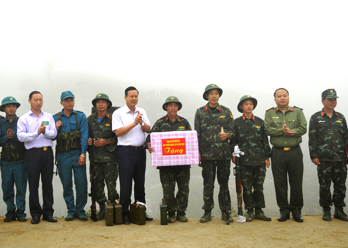 Chủ tịch UBND tỉnh Nguyễn Văn Sơn tặng quà động viên các lực lượng tham gia thực binh.