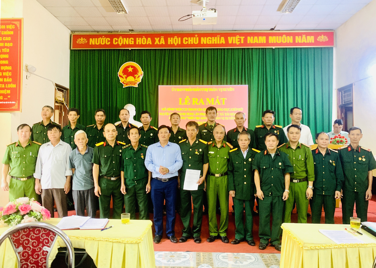 Lãnh đạo thị trấn Vị Xuyên trao Quyết định thành lập mô hình Hội CCB giúp đỡ người tái hòa nhập cộng đồng 