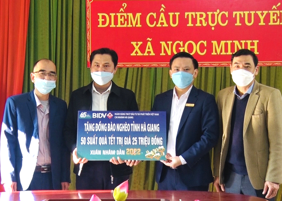 Đại diện xã Ngọc Minh nhận quà hỗ trợ từ lãnh đạo Ngân hàng BIDV Chi nhánh Hà Giang.