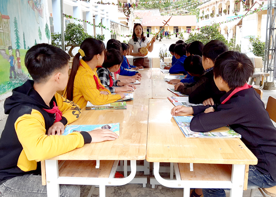 Giáo viên Trường Phổ thông Dân tộc bán trú TH&THCS Lũng Táo (Đồng Văn) truyền dạy cho học sinh kiến thức văn hoá bản địa.