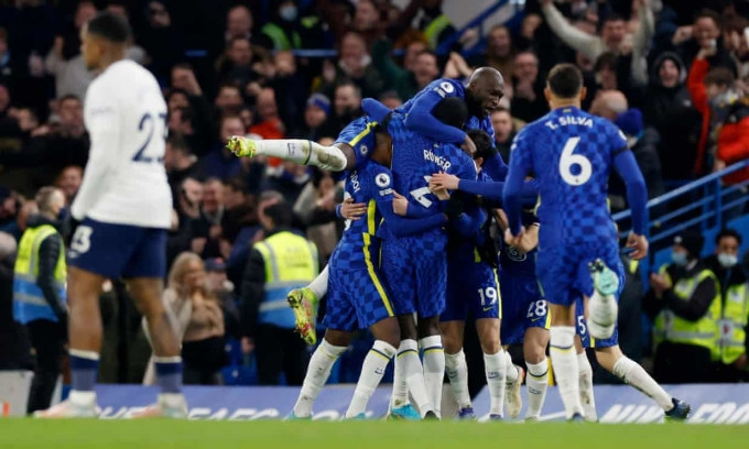 Cầu thủ Chelsea mừng tuyệt phẩm của Hakim Ziyech ở trận gặp Tottenham vòng 23 Ngoại hạng Anh tối 23/1. 