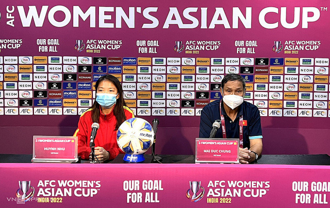 HLV Mai Đức Chung và đội trưởng Huỳnh Như họp báo trước trận đấu với Trung Quốc, tại Ấn Độ hôm nay 29/1.