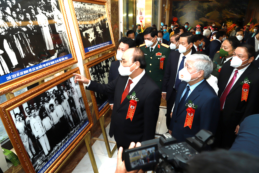 1.	Chủ tịch nước Nguyễn Xuân Phúc xem tư liệu ngày Bác Hồ lên thăm Hà Giang 60 năm trước