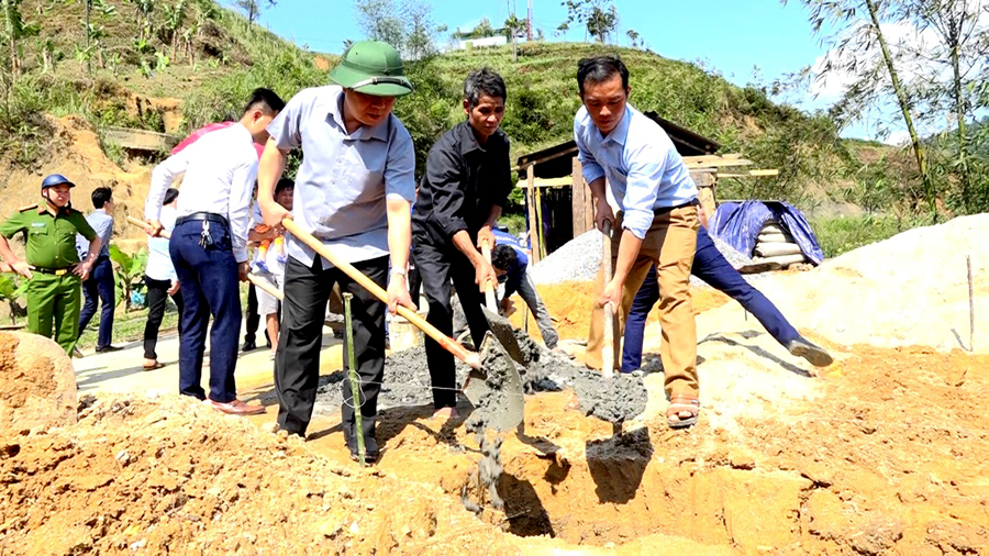 Chủ tịch UBND huyện Phạm Duy Hiền tham gia khởi công xây dựng nhà ở cho người có công tại xã Bản Ngò.