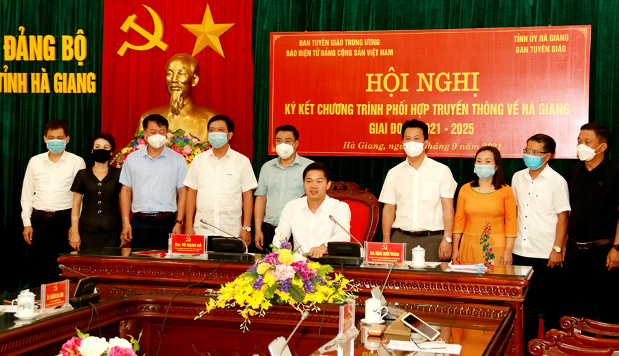 Trưởng ban Tuyên giáo Tỉnh ủy Vũ Mạnh Hà ký kết trực tuyến chương trình phối hợp truyền thông về Hà Giang với Báo Điện tử Đảng Cộng sản.