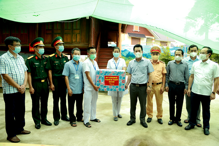 Bí thư Tỉnh ủy Đặng Quốc Khánh tặng quà động viên cán bộ, chiến sỹ tại chốt kiểm dịch Cầu Trí (Bắc Quang)