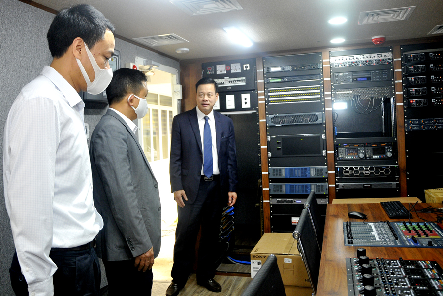 Chủ tịch UBND tỉnh Nguyễn Văn Sơn thăm quan cơ sở vật chất của Đài PT - TH tỉnh.