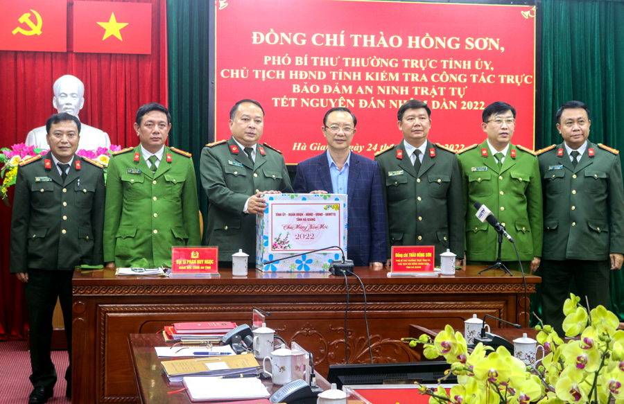 Phó Bí thư Thường trực Tỉnh ủy, Chủ tịch HĐND tỉnh Thào Hồng Sơn chúc Tết Công an tỉnh.