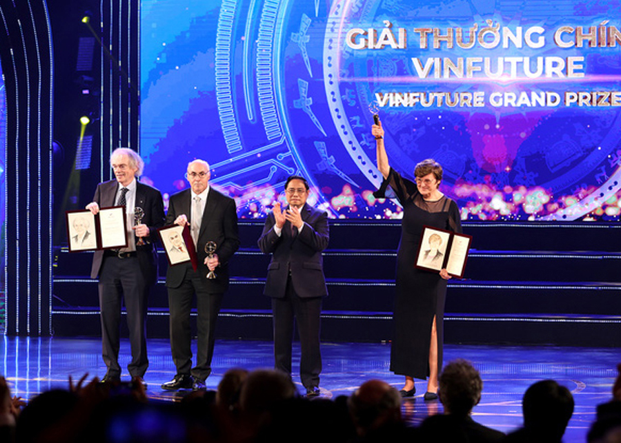 Thủ tướng Chính phủ Phạm Minh Chính đã trao Giải thưởng Chính (VinFuture Grand Prize) cho ba nhà khoa học Katalin Kariko, Drew Weissman (Mỹ) và Pieter Cullis (Canada).
