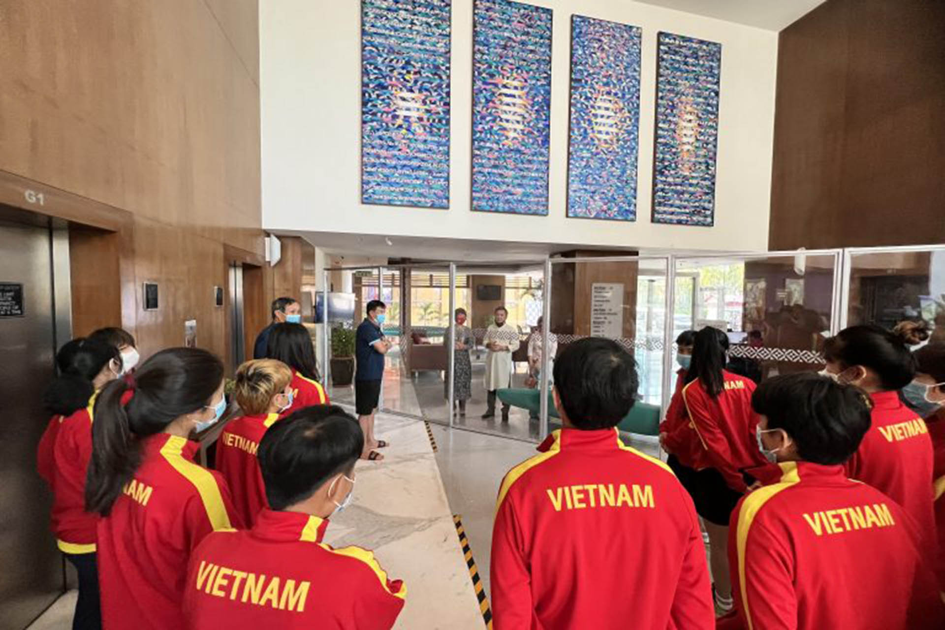 Đội tuyển nữ Việt Nam gặp mặt đại diện Lãnh sự quán Việt Nam tại Mumbai