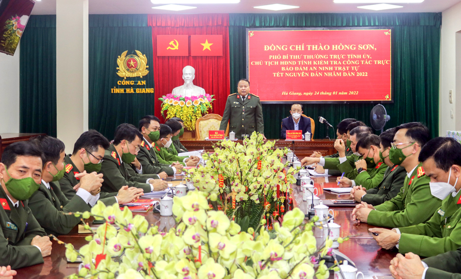 Giám đốc Công an tỉnh Phan Huy Ngọc báo cáo công tác chuẩn bị đón Tết của Công an tỉnh với đồng chí Thào Hồng Sơn.