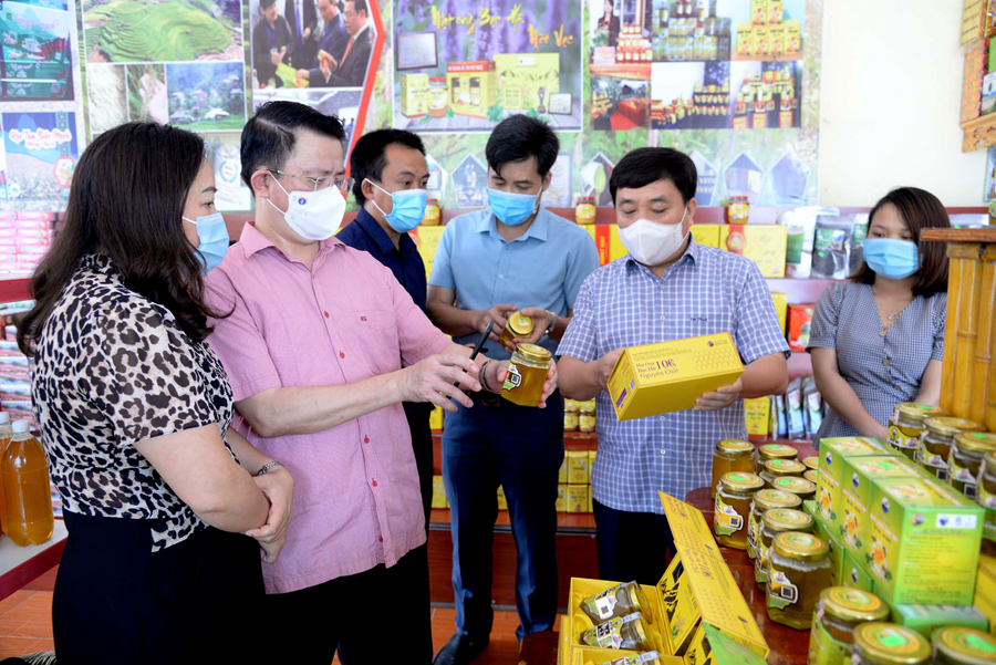 Phó Bí thư Tỉnh ủy Nguyễn Mạnh Dũng tham quan gian hàng các sản phẩm OCOP của huyện Mèo Vạc. 		Ảnh: VN