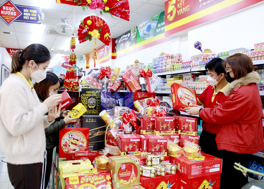 Người tiêu dùng lựa chọn các sản phẩm mang thương hiệu Việt tại siêu thị Vinmart (thành phố Hà Giang).

