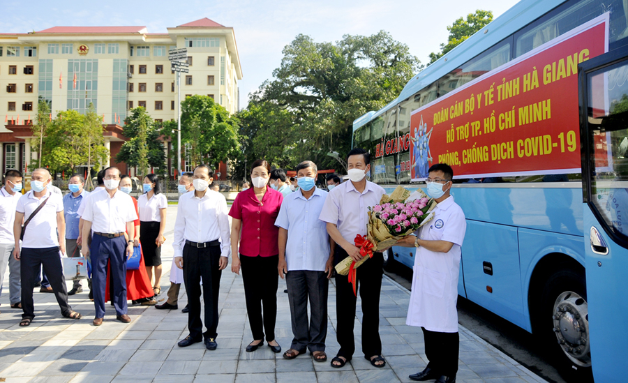 Chủ tịch UBND tỉnh Nguyễn Văn Sơn và các đồng chí lãnh đạo tỉnh tặng hoa Đoàn công tác y tế lên đường vào các tỉnh phía Nam hỗ trợ chống dịch Covid-19. 									Ảnh: K.T