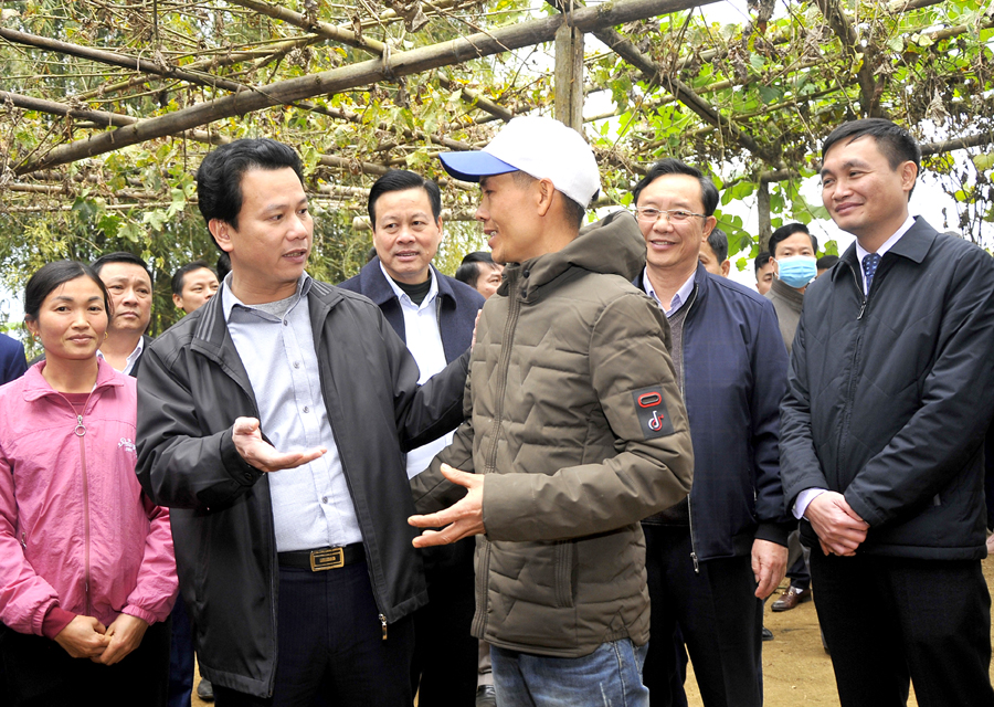 4.	Các đồng chí lãnh đạo tỉnh thăm hỏi, động viên gia đình anh Lý Văn Thu, thông Nà Trà, xã Linh Hồ (Vị Xuyên) tham gia cải tạo vườn tạp.