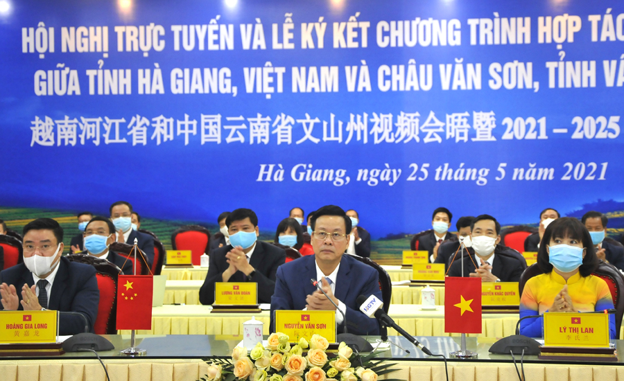 5.	Các đại biểu dự lễ ký kết hợp tác giữa tỉnh Hà Giang (Việt Nam) với châu Văn Sơn (Trung Quốc) tại điểm cầu tỉnh Hà Giang.