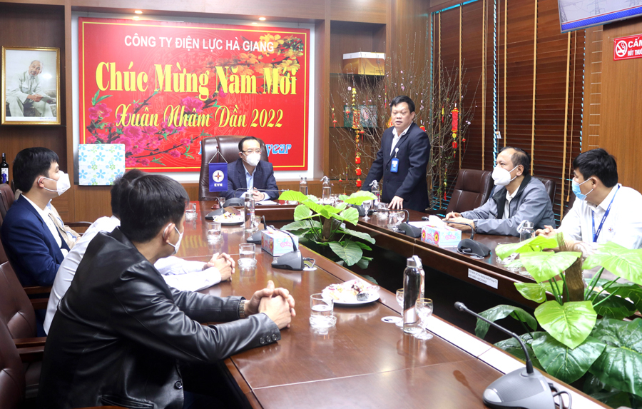 Lãnh đạo Công ty Điện lực tỉnh báo cáo công tác đảm bảo trong dịp Tết với đồng chí Thào Hồng Sơn.