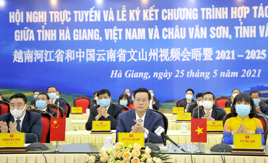 Các đại biểu dự ký kết hợp tác giữa tỉnh Hà Giang (Việt Nam) với châu Văn Sơn (Trung Quốc) tại điểm cầu tỉnh Hà Giang. 									              Ảnh: k.t