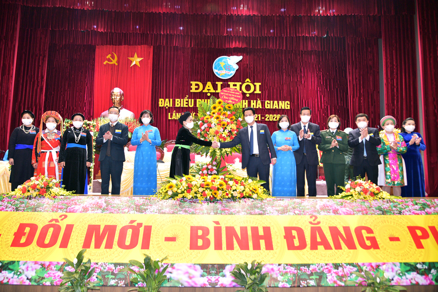 6.	Các đồng chí lãnh đạo tỉnh tặng lẵng hoa chúc mừng Đại hội đại biểu Phụ nữ tỉnh  Hà Giang lần thứ XVII, nhiệm kỳ 2021 – 2026