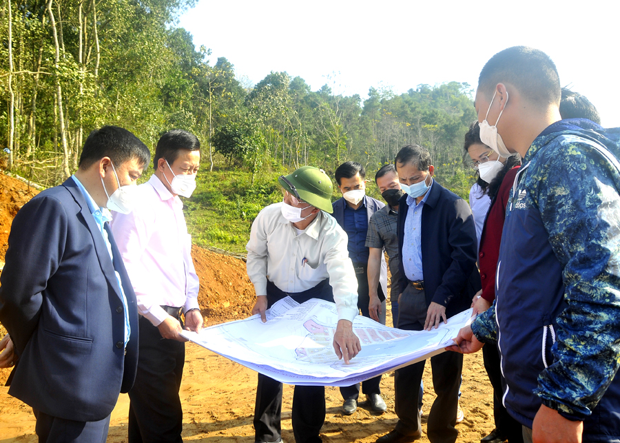 Chủ tịch UBND tỉnh Nguyễn Văn Sơn kiểm tra bản đồ khu vực đã GPMB thuộc Dự án Khu liên hợp thể thao và văn hóa tỉnh.
