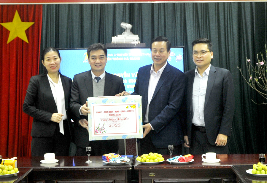 Chủ tịch UBND tỉnh Nguyễn Văn Sơn tặng quà VNPT Hà Giang.
