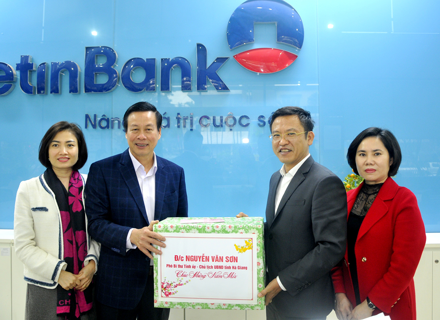 Chủ tịch UBND tỉnh Nguyễn Văn Sơn tặng quà Vietinbank Hà Giang.
