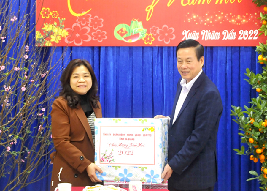 Chủ tịch UBND tỉnh Nguyễn Văn Sơn phát biểu chúc Tết Công ty Cổ phần Môi trường đô thị Hà Giang.