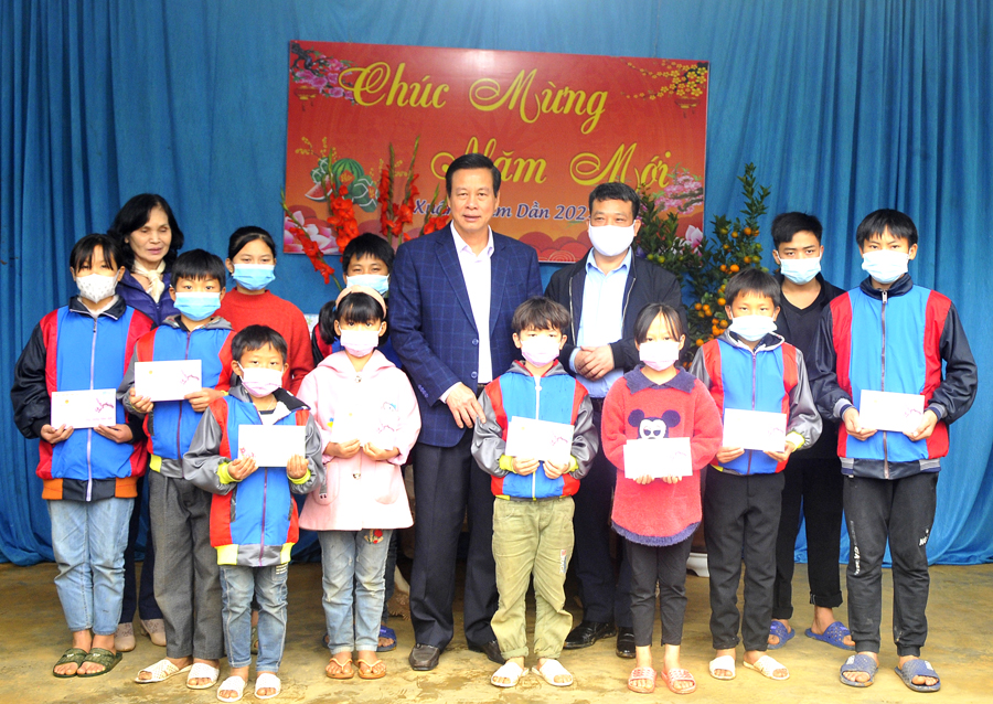 Chủ tịch UBND tỉnh Nguyễn Văn Sơn tặng quà các trẻ mồ côi tại Cơ sở Bảo trợ xã hội Dương Hiển.