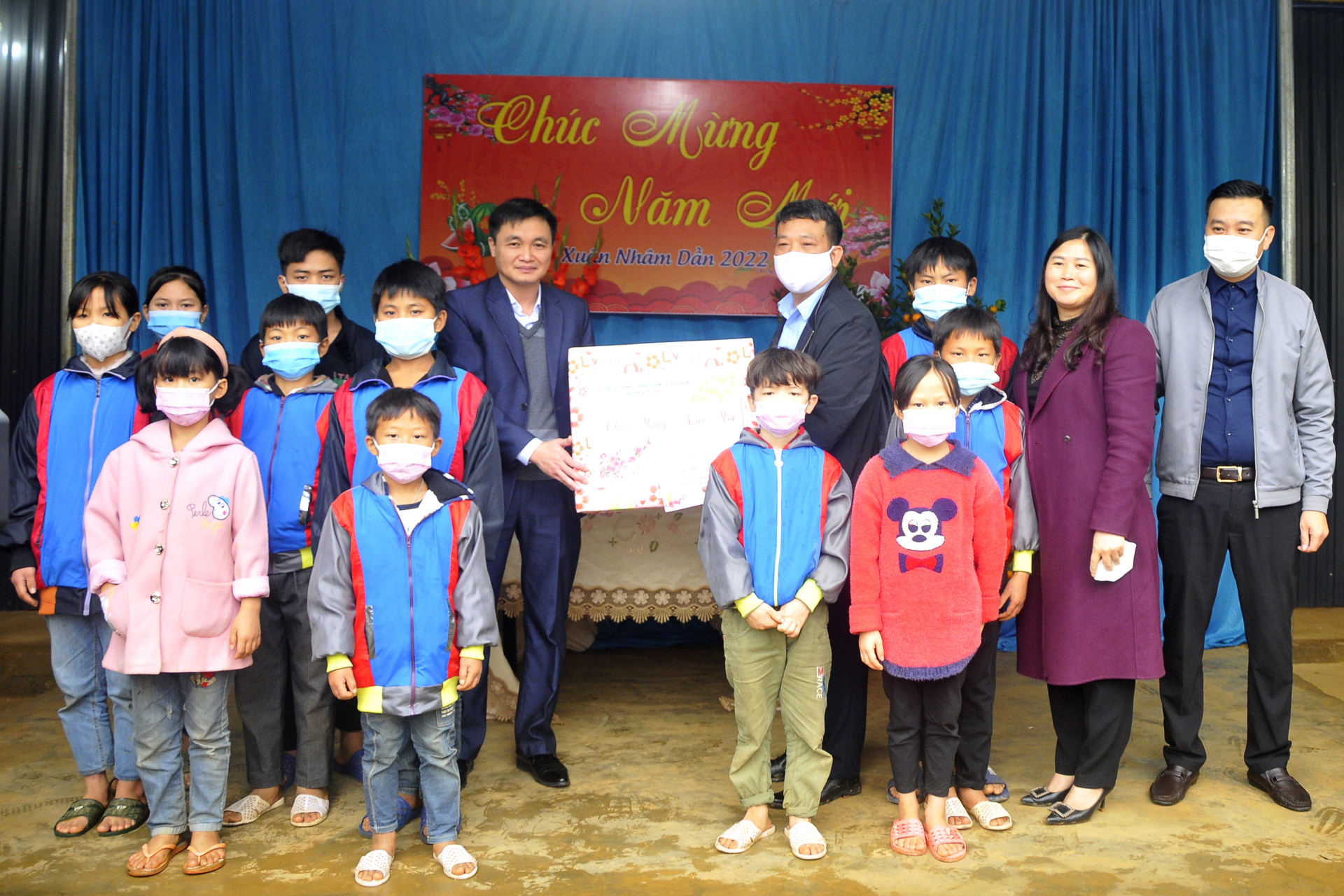 Lãnh đạo huyện Vị Xuyên tặng quà Cơ sở Bảo trợ xã hội Dương Hiển.
