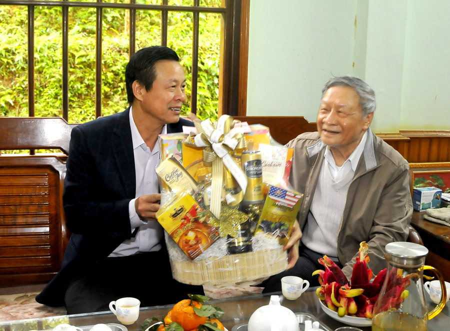 Chủ tịch UBND tỉnh Nguyễn Văn Sơn tặng quà, chúc Tết ông Hoàng Văn Vương, nguyên lãnh đạo tỉnh.