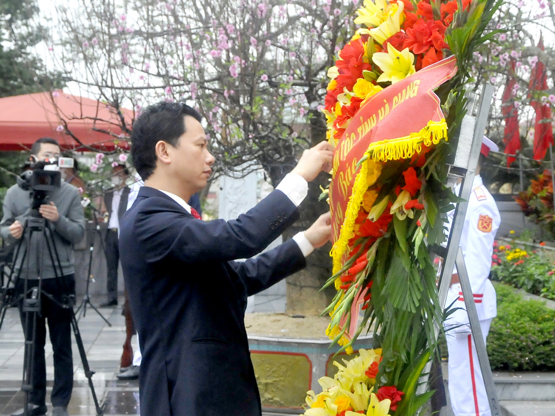 Bí Thư Tỉnh ủy Đặng Quốc Khánh chỉnh hoa dâng Bác trước tượng Đài Bác Hồ trong khuôn viên trụ sở Tỉnh ủy.