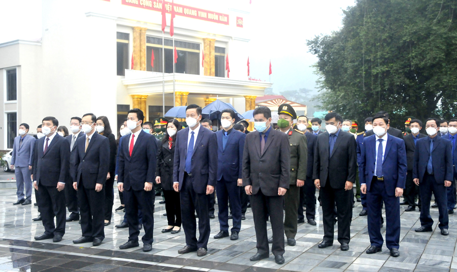 Các đồng chí lãnh đạo tỉnh dự lễ dâng hoa trước tượng Đài Bác Hồ trong khuôn viên trụ sở Tỉnh ủy.