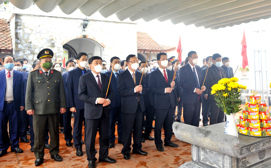 Các đồng chí lãnh đạo tỉnh dâng hương viếng các AHLS tại Đài hương 468.