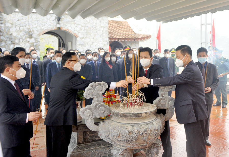 Các đồng chí lãnh đạo tỉnh thắp hương tưởng nhớ các AHLS tại Đài hương 468.