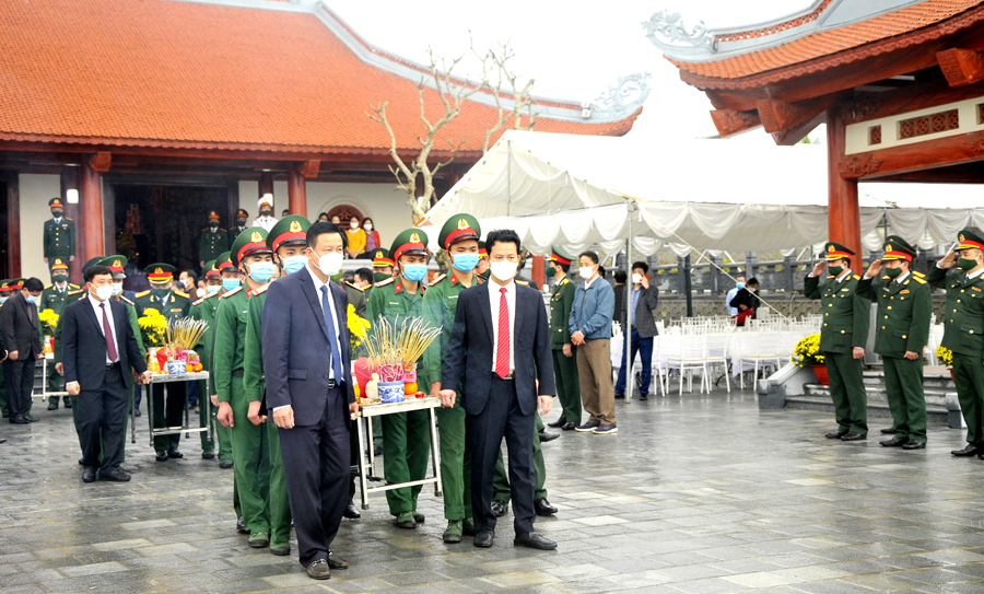 Bí thư Tỉnh ủy Đặng Quốc Khánh và Chủ tịch UBND tỉnh Nguyễn Văn Sơn tham gia lễ truy điệu các AHLS.