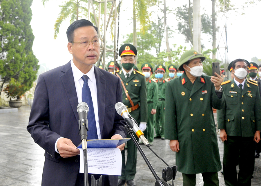 Chủ tịch UBND tỉnh Nguyễn Văn Sơn đọc diễn văn tại lễ dâng hương các AHLS tại Nghĩa trang Liệt sỹ Quốc gia Vị Xuyên.