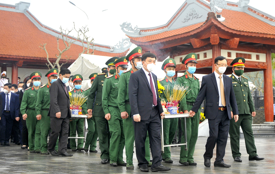 Phó Bí thư Thường trực Tỉnh ủy, Chủ tịch HĐND tỉnh Thào Hồng Sơn và Phó Bí thư Tỉnh ủy Nguyễn Mạnh Dũng tham gia lễ truy điệu các AHLS.