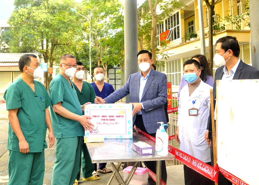 Chủ tịch UBND tỉnh Nguyễn Văn Sơn tặng quà các y, bác sỹ và gửi quà tới các bệnh nhân điều trị Covid-19 tại Bệnh viện Đa khoa tỉnh.