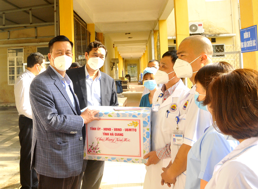 Chủ tịch UBND tỉnh Nguyễn Văn Sơn tặng quà đội ngũ y, bác sỹ thực hiện nhiệm vụ tại Bệnh viện Phổi.