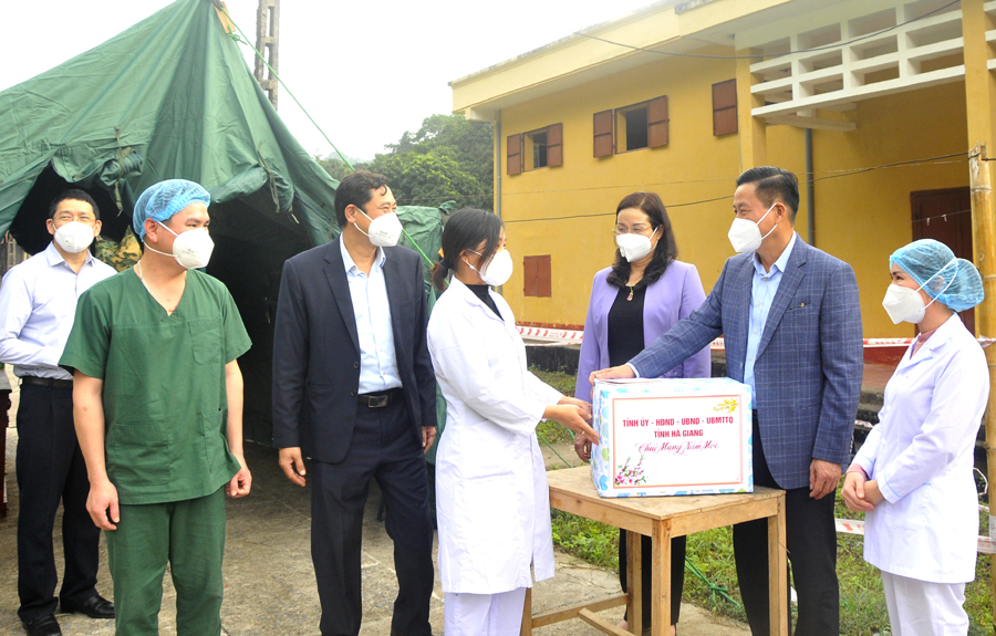 Chủ tịch UBND tỉnh Nguyễn Văn Sơn tặng quà y, bác sỹ thực hiện nhiệm vụ tại cơ sở Trại giam cũ của Công an tỉnh.