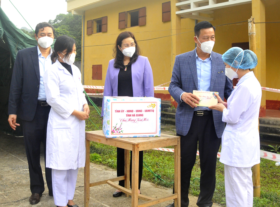 Chủ tịch UBND tỉnh Nguyễn Văn Sơn gửi quà động viên bệnh nhân điều trị Covid-19 tại cơ sở Trại giam cũ của Công an tỉnh.