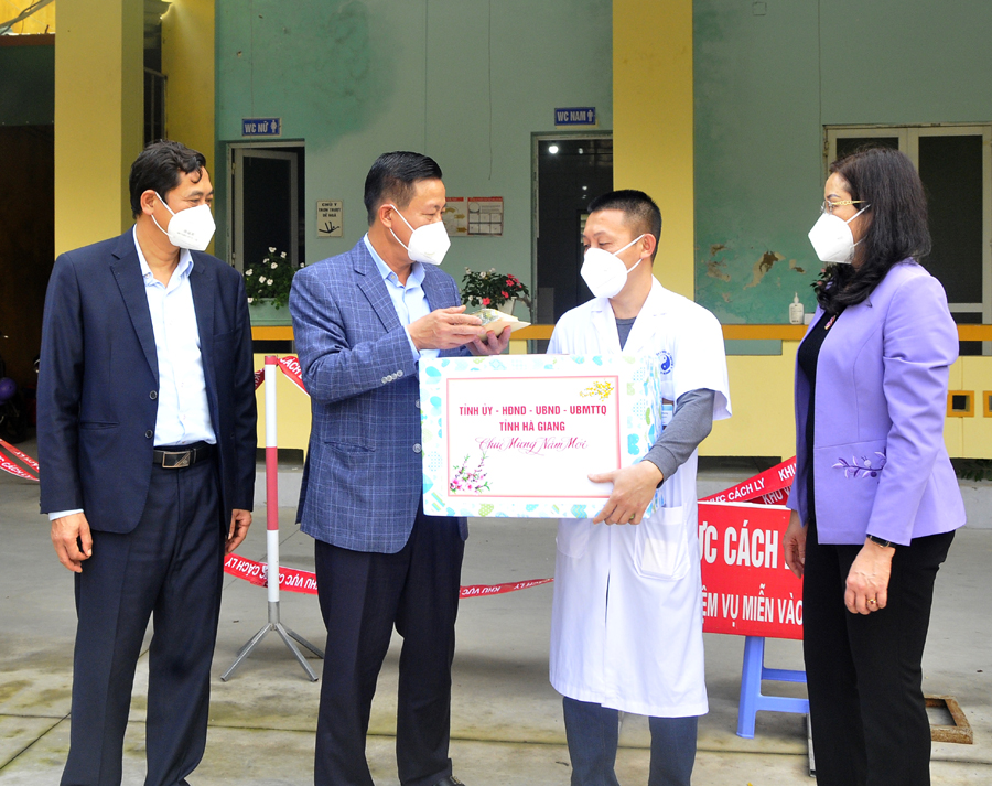 Chủ tịch UBND tỉnh Nguyễn Văn Sơn tặng quà các y, bác sỹ và gửi quà tới các bệnh nhân điều trị Covid-19 tại Bệnh viện Y học cổ truyền.