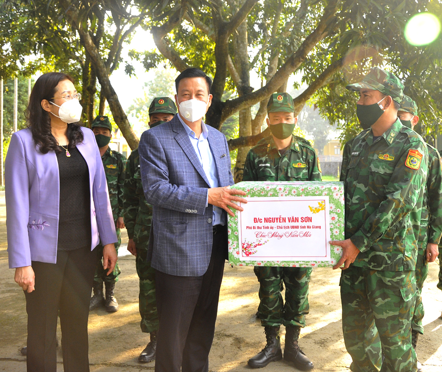 Chủ tịch UBND tỉnh Nguyễn Văn Sơn tặng quà cán bộ, chiến sỹ Tiểu đoàn huấn luyện – cơ động.