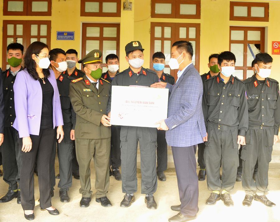 Chủ tịch UBND tỉnh Nguyễn Văn Sơn tặng quà cán bộ, chiến sỹ Đại đội Cảnh sát cơ động.